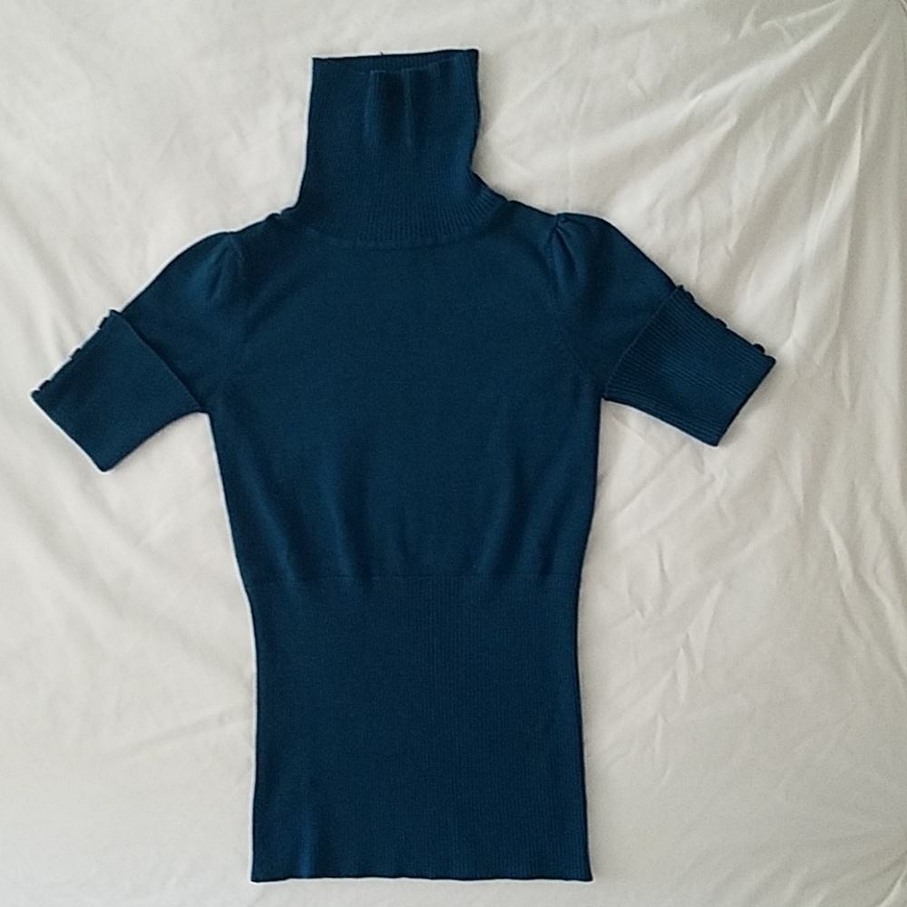 Blue short sleeves sweater with turtleneck